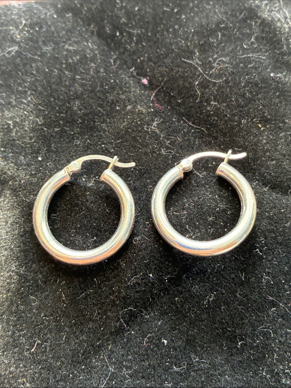 14k White Gold Classic Hoop Earrings          1.9 grams